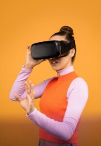 Frau mit VR-Brille